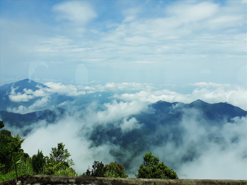 Early morning cloud sea at Bach Ma summit