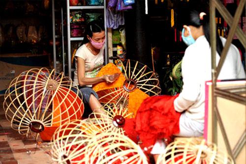Artisans performing folk dances.