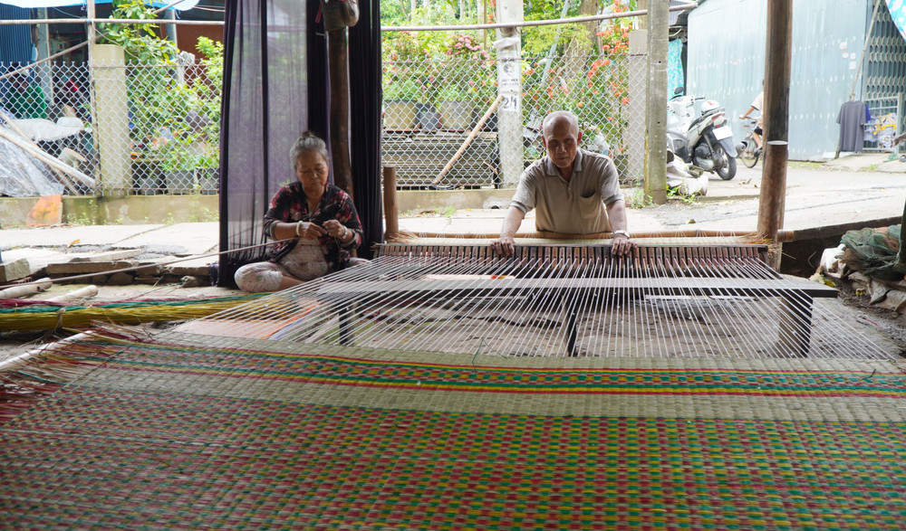 Portrait of an elderly artisan weaving.
