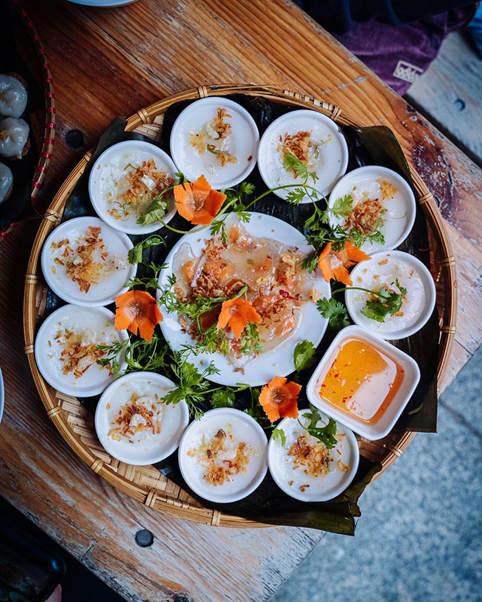 A traditional Hue-style tray of Banh Beo cups.