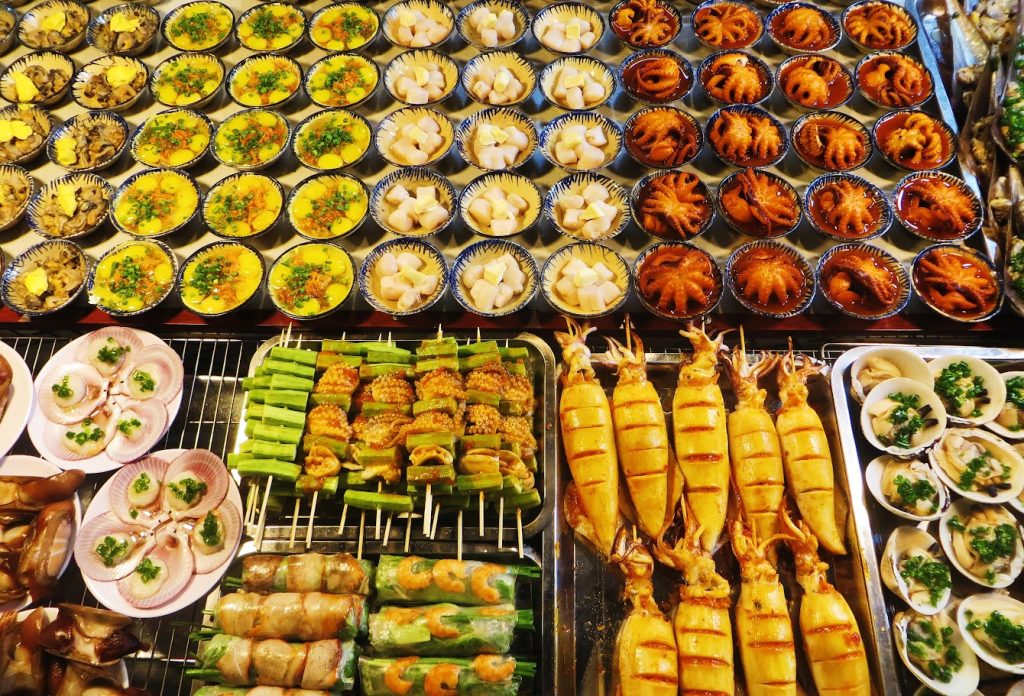 Beachside dining with ocean view