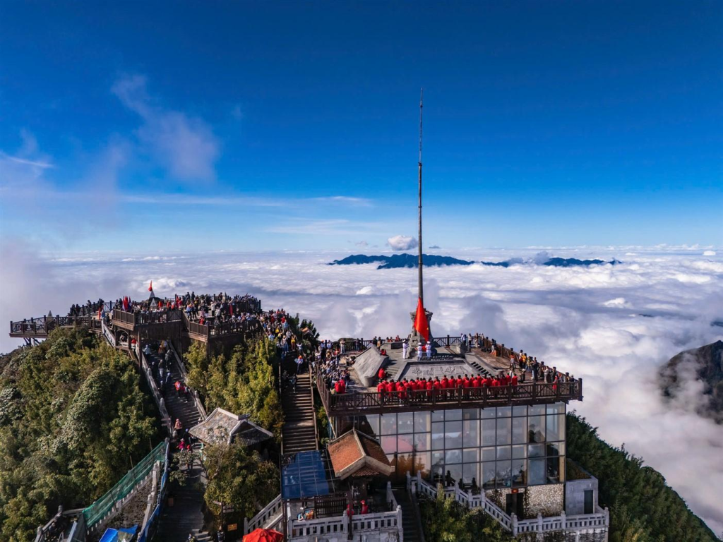 Fansipan Peak summit experience on a Sapa 3-day private tour